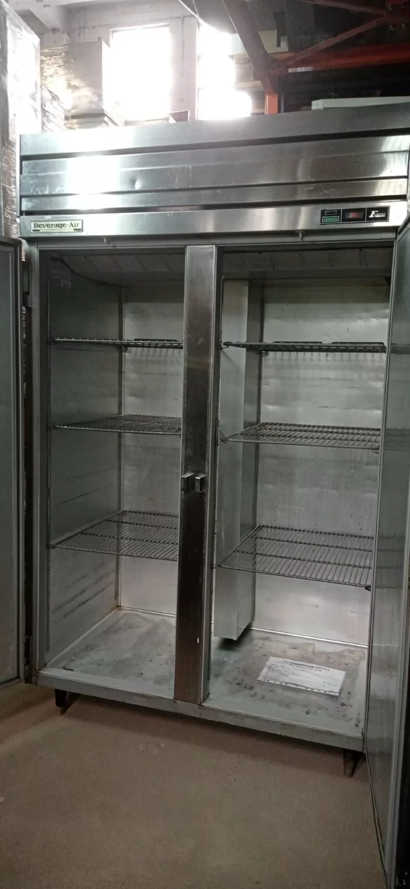 Холодильный шкаф с глухой дверью 2