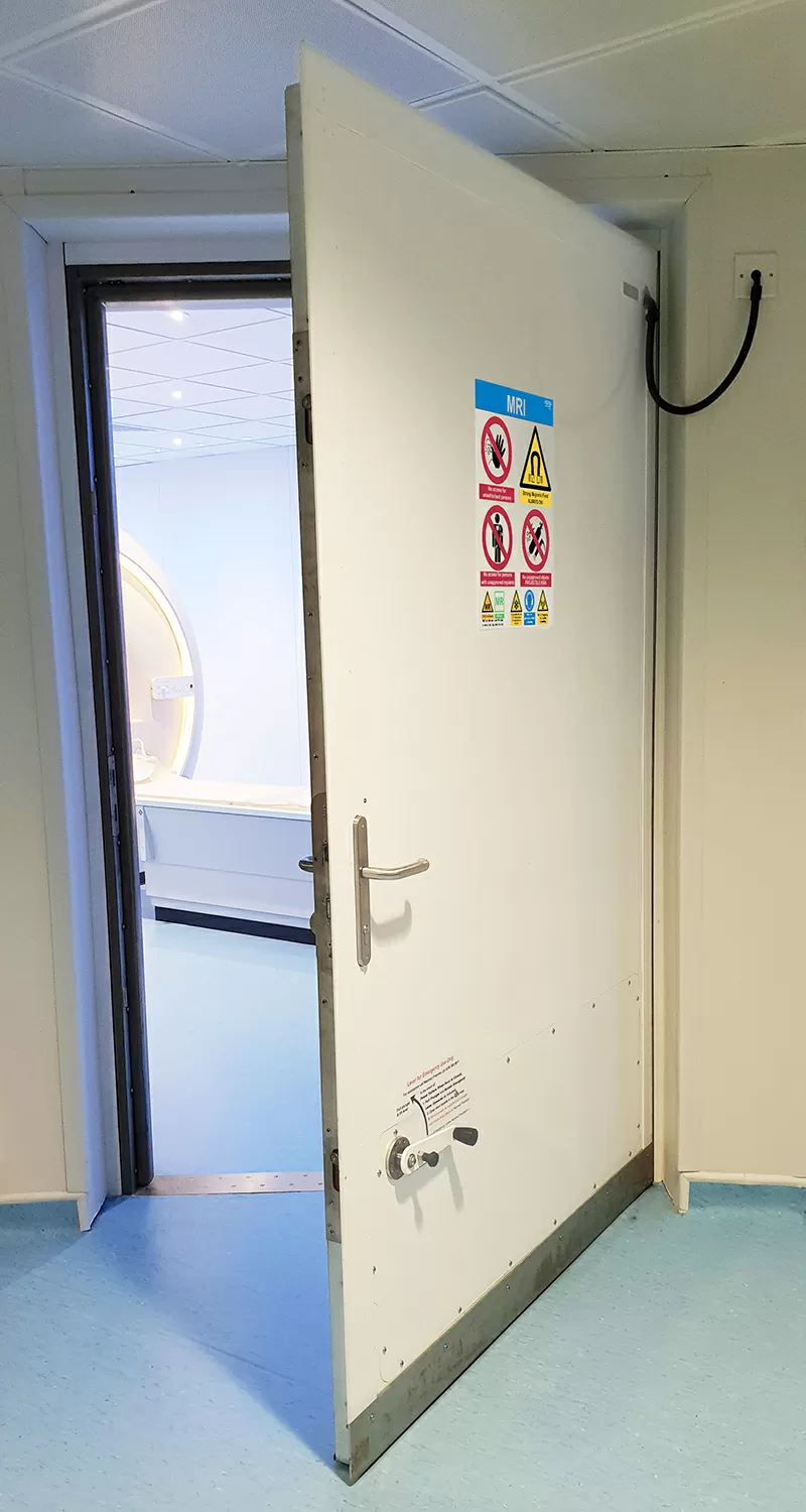 Двері рентгенозахисні в МРТ кабінет