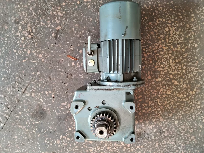Мотор редуктор 120:1. 0,  37/0,  55 кВт 220/380в.,  1340/1280 об.мин. War