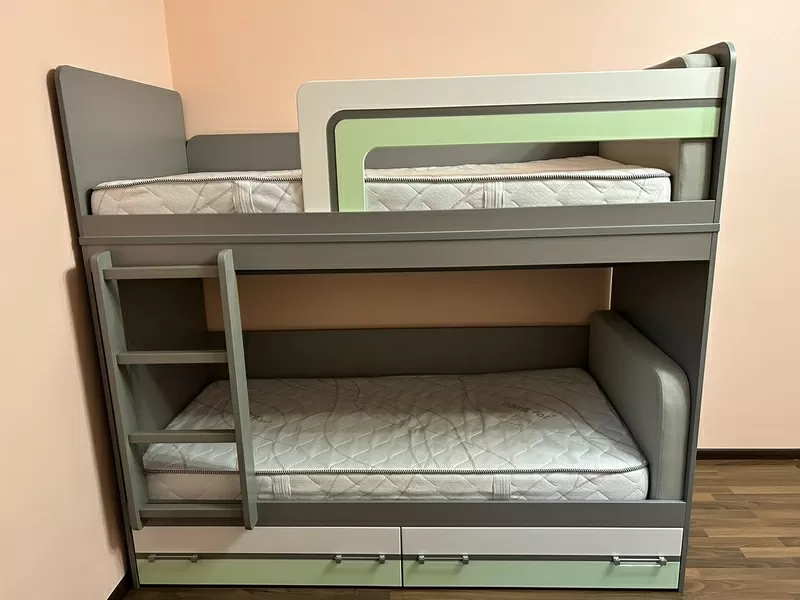 Продаєм двоповерхове ліжко з матрацами та шафу у дитячу кімнату 2