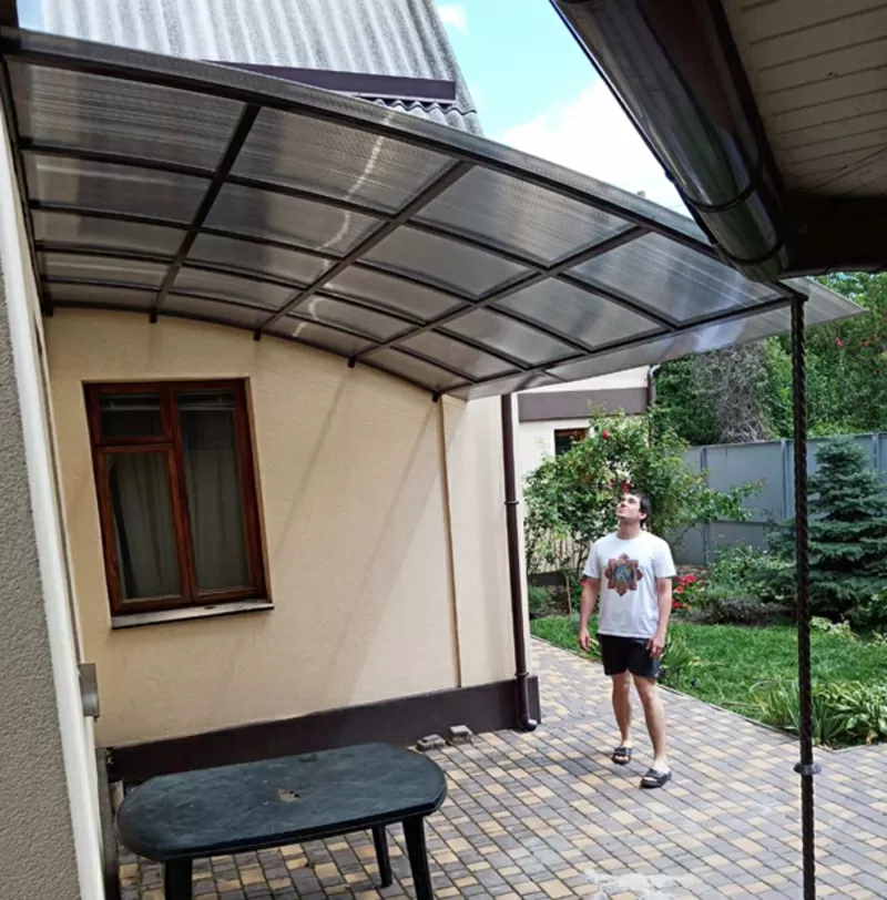 Навес над входом из поликарбоната или металла,  навес над машиной