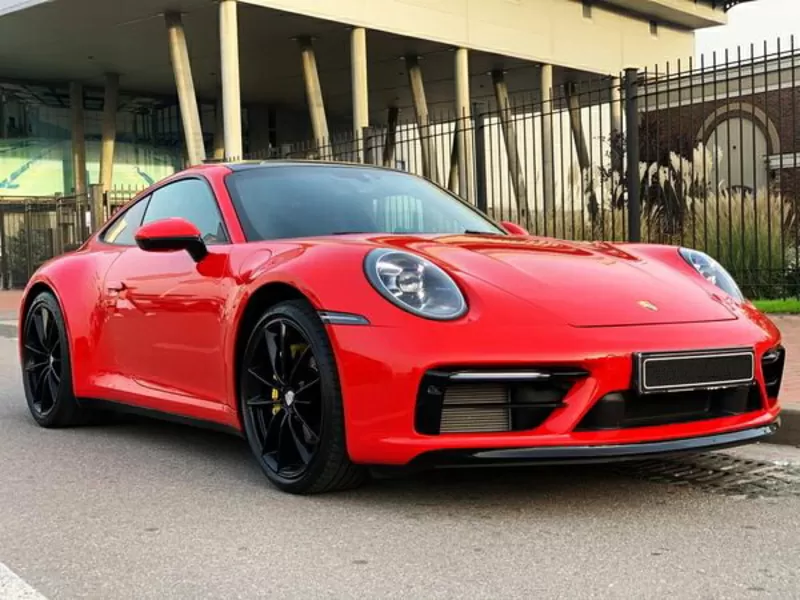 Прокат Porsche 911 GTS красный без водителя для фото съемки 2