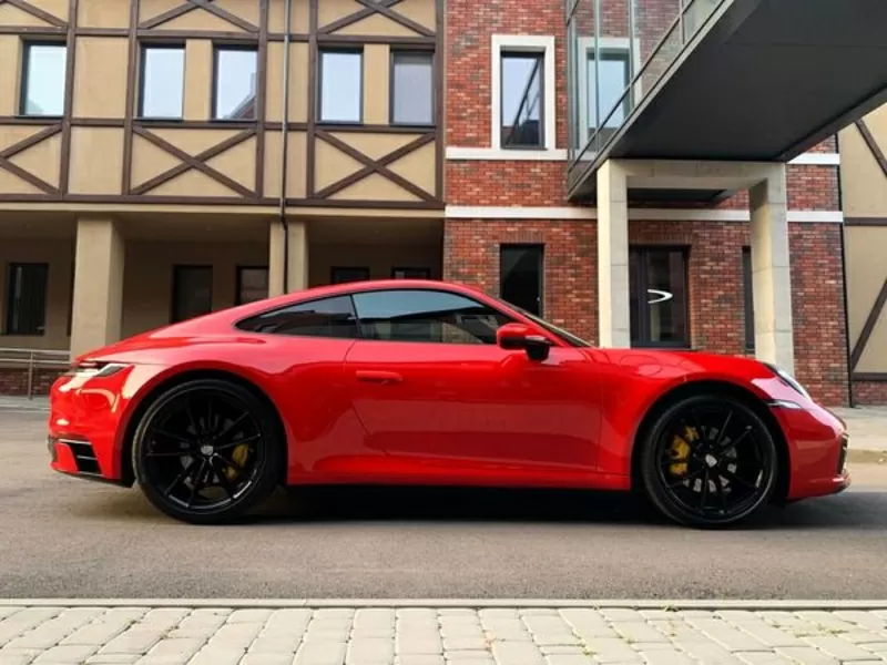Прокат Porsche 911 GTS красный без водителя для фото съемки 3
