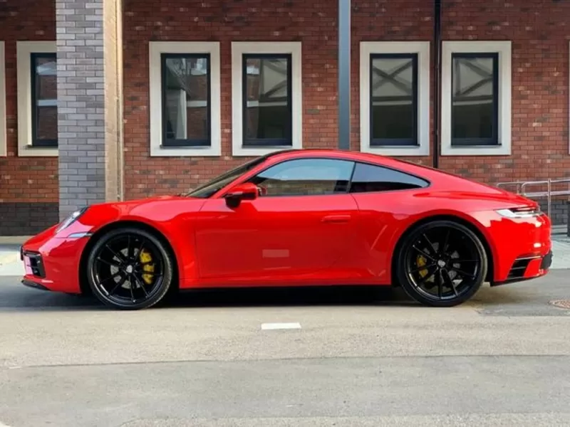 Прокат Porsche 911 GTS красный без водителя для фото съемки 4