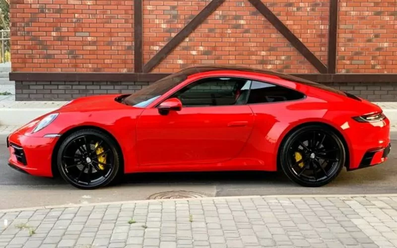 Прокат Porsche 911 GTS красный без водителя для фото съемки 5