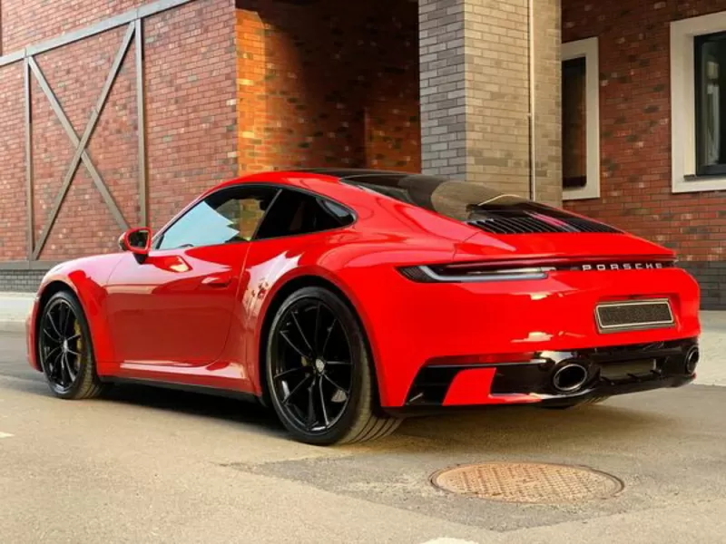 Прокат Porsche 911 GTS красный без водителя для фото съемки 7