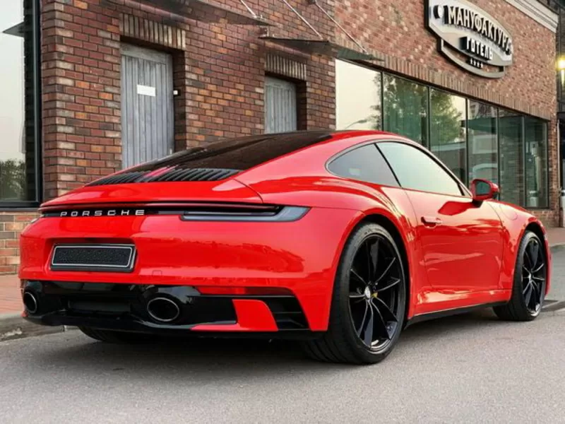 Прокат Porsche 911 GTS красный без водителя для фото съемки 10