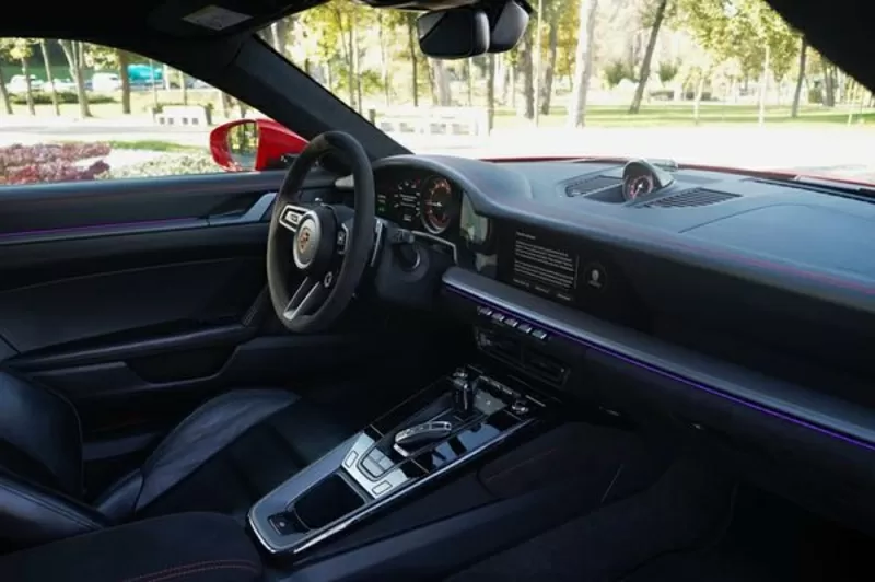 Прокат Porsche 911 GTS красный без водителя для фото съемки 8