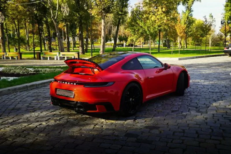 Прокат Porsche 911 GTS красный без водителя для фото съемки 9