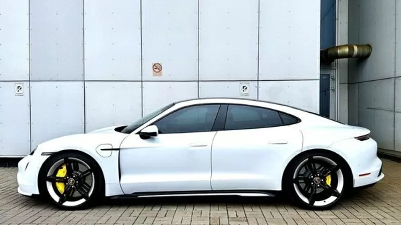 Прокат Porsche Taycan Turbo без водителя в Киеве 3