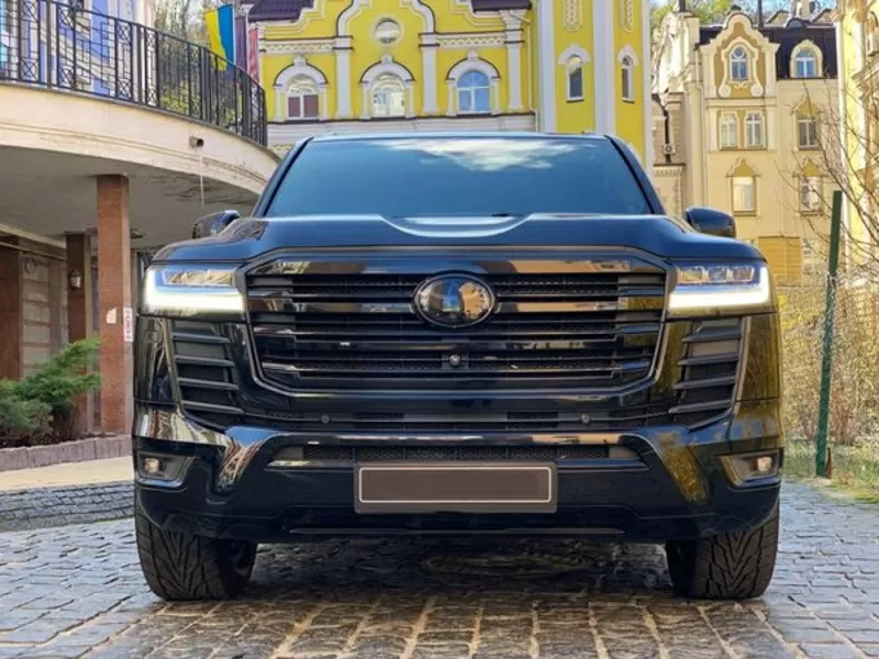 Прокат Toyota Land Cruiser 300 без водителя 3