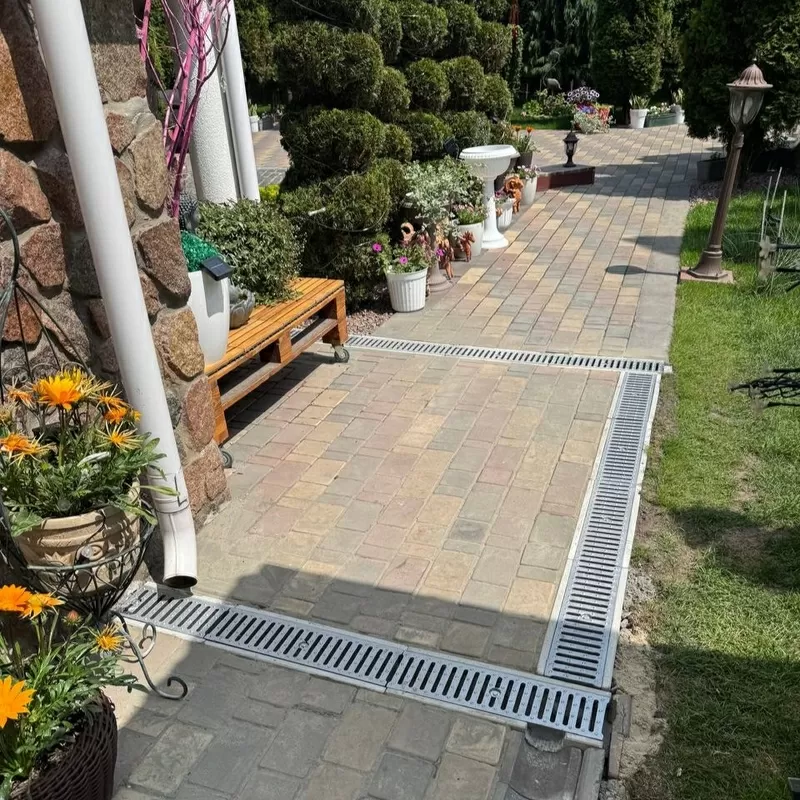 Бетонний лоток з чавунною решіткою щілинною