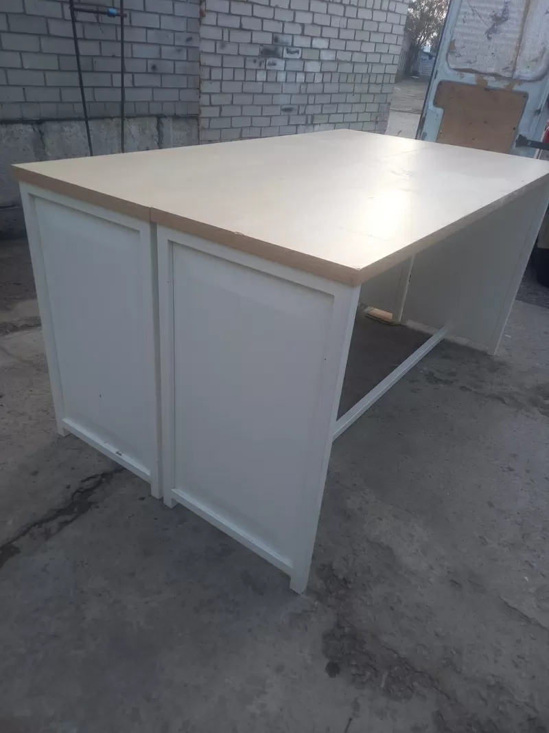 Продам великий міцний стіл б/у.