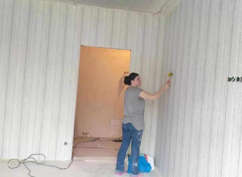 Поклейка обоев в комнате 