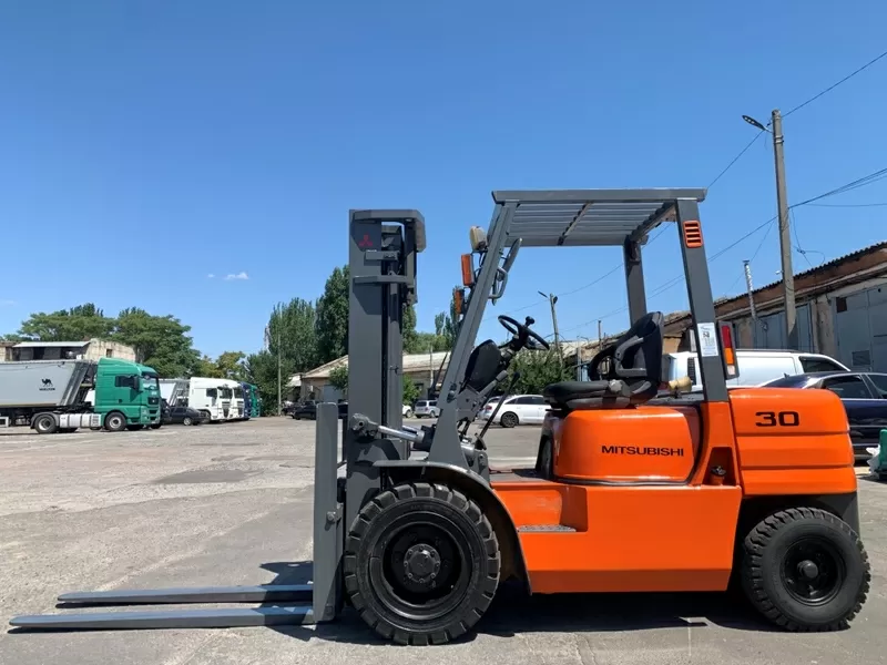 Навантажувач вилковий Mitsubishi на 15 великих нових колесах пневмо