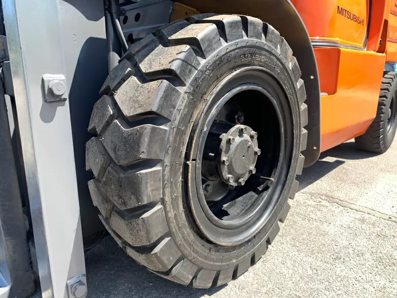 Навантажувач вилковий Mitsubishi на 15 великих нових колесах пневмо 8