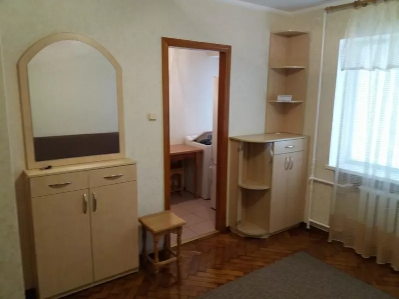 Здаеться гостинка жінці чи дівчині..