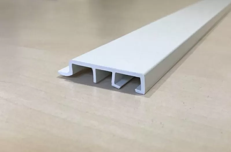 Фирменный пластиковый нащельник Рехау Rehau белый 3