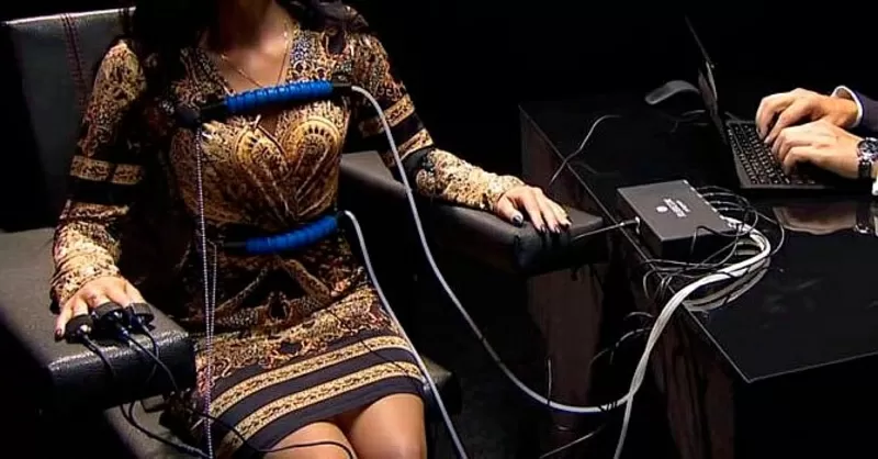 Тестування жінки на зраду у Києві за допомогою детектора брехні 