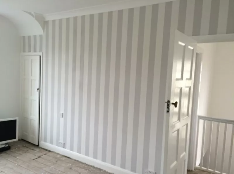 Поклейка стен обоями Киев 