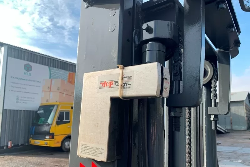 Газ-бензиновий навантажувач TCM (Nissan) з вагами 9