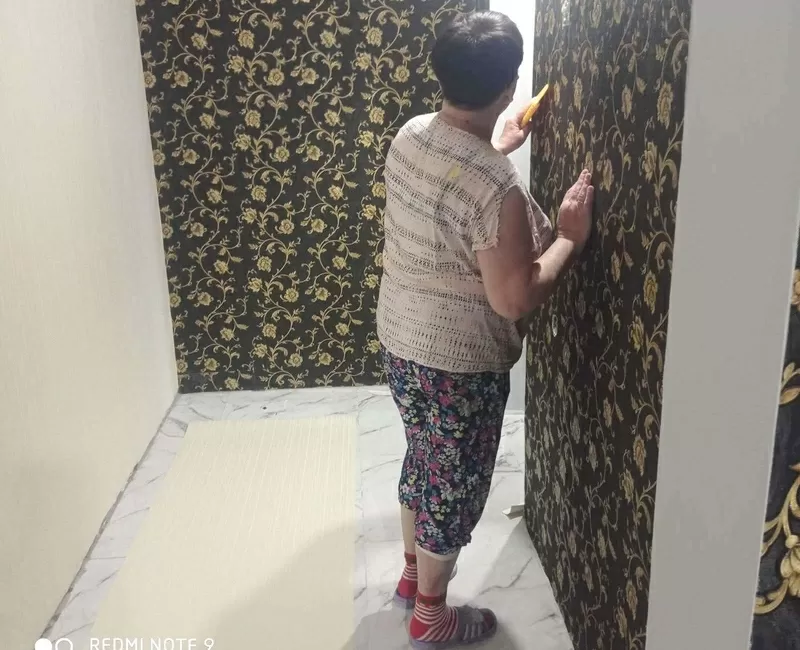 Клею обои в Киеве профессионально