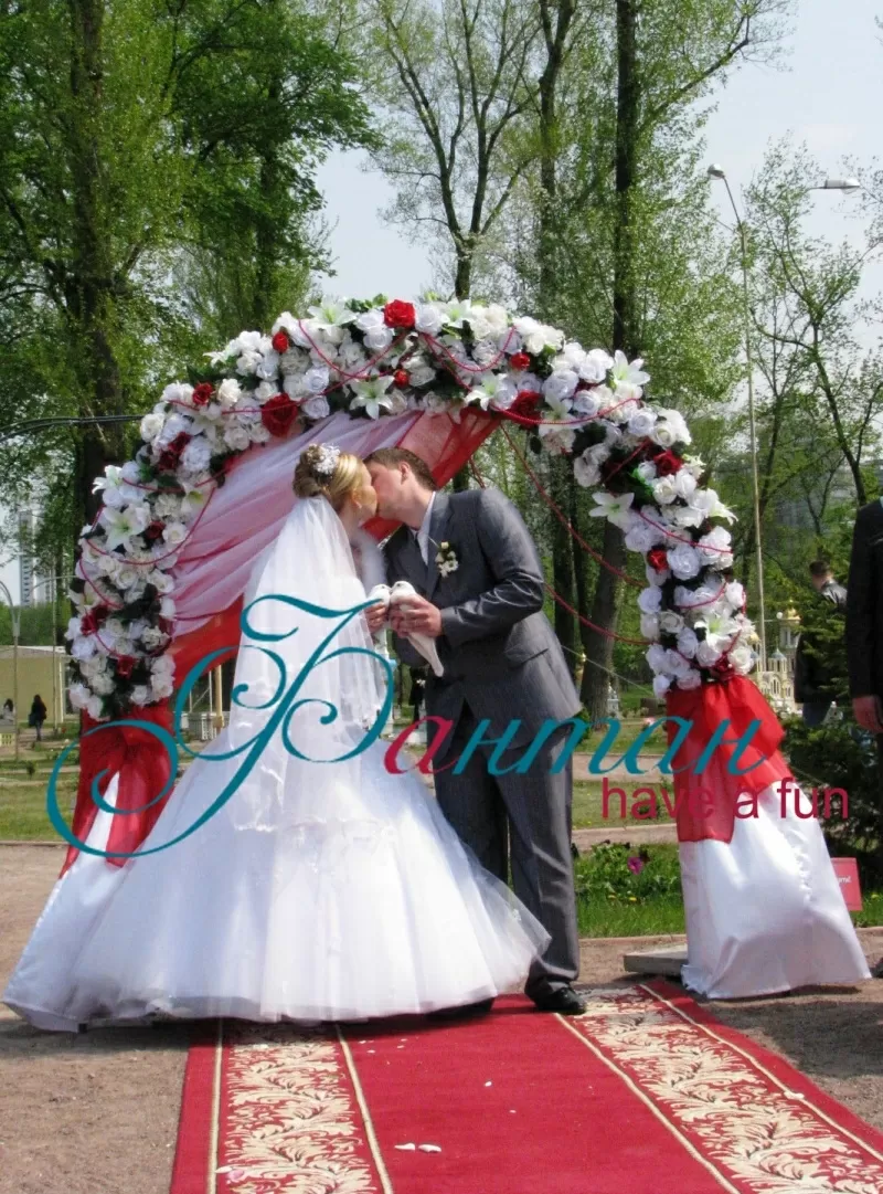 Декор банкетных залов тканями, цветами и шариками. Свадебная флористика.